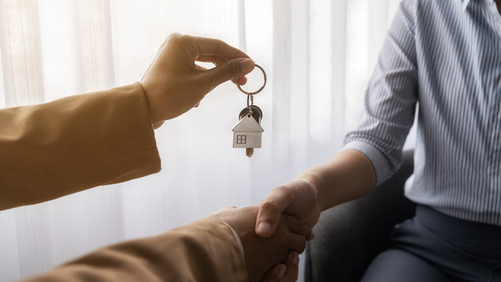 How to Sell my House Warner Robins:Real estate agent holding a key and asking costumer for contract to buy, get insurance or loan real estate or property.